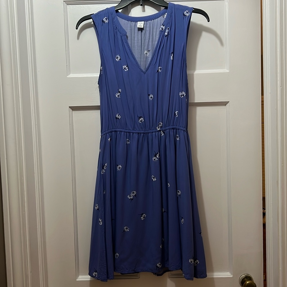 Old Navy mid-thigh blue dress. Size S